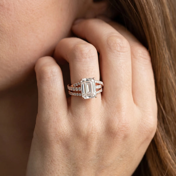Rose gold Emerald Solitaire Twist Band with Pavé Setting and Four-Prong Setting