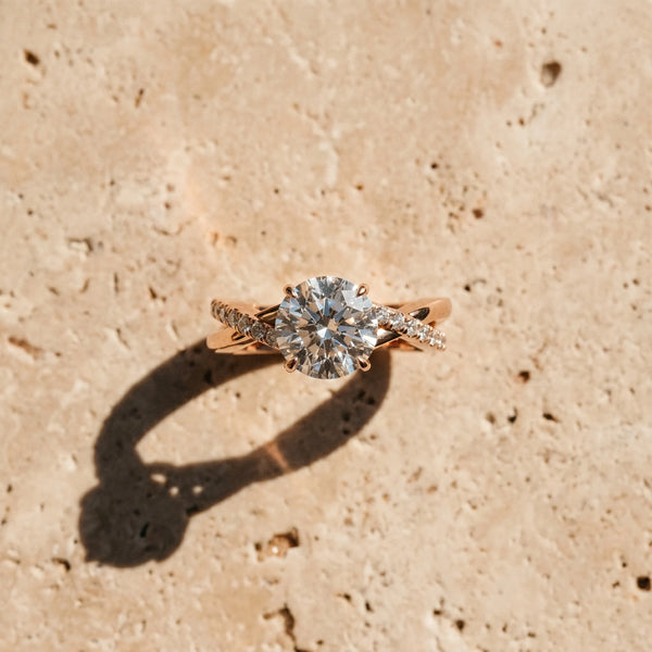 Rose gold Round Cut Diamond Twisted Band with Pavé Setting and Four-Prong Setting