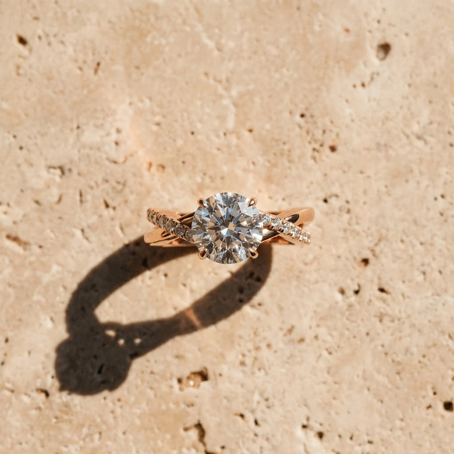 Rose gold Round Cut Diamond Twisted Band with Pavé Setting and Four-Prong Setting