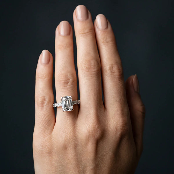 White gold Emerald Brilliant Diamond Pavé Band with Six-Prong Setting