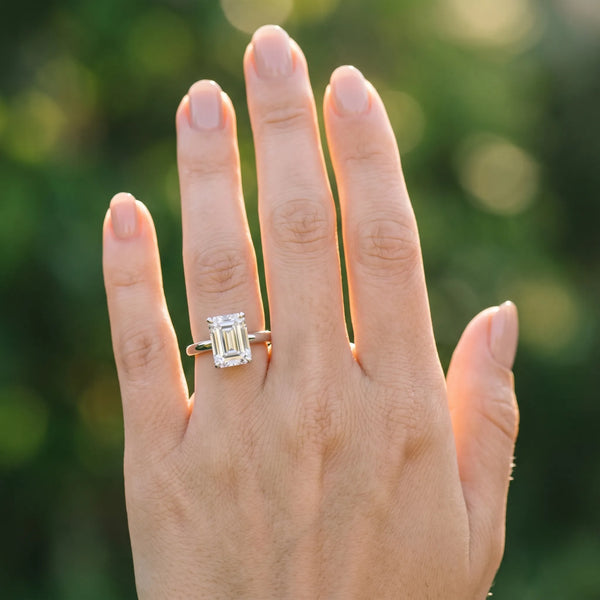 White gold Emerald Solitaire Diamond Engagement Ring with Four-Prong Setting on a Classic Band