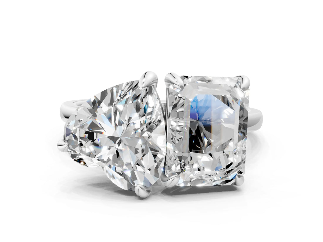 White gold Emerald and Heart Toi Moi Ring with Prong Setting and Plain Band
