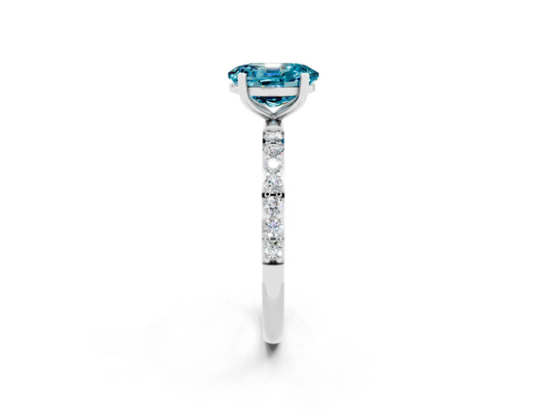 White gold Oval Cut Diamond Pavé Band with Six-Prong Setting