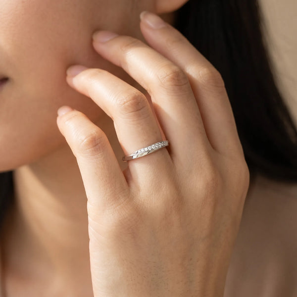 White gold Pavé Round Diamond Twist Band