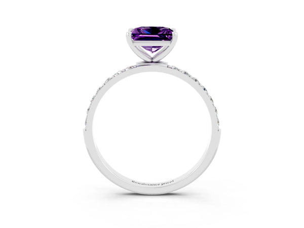 White gold Princess Cut Amethyst Solitaire Ring with Round Pavé Shoulders and Prong Setting