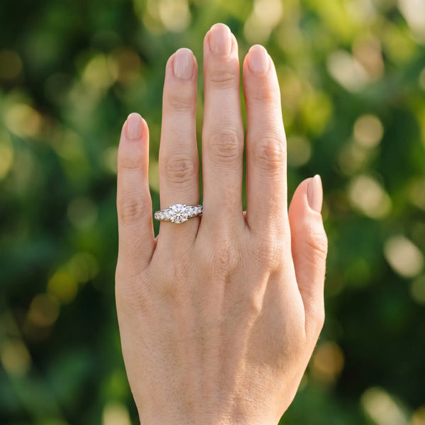 White gold Round Brilliant Diamond Pavé Band with Six-Prong Setting