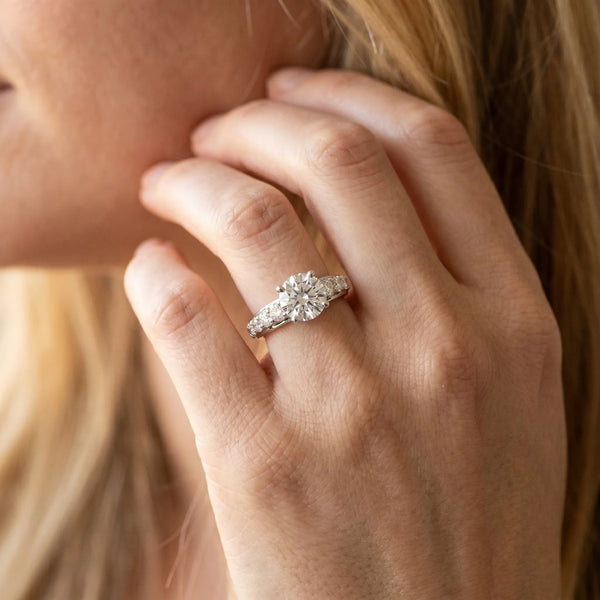 White gold Round Brilliant Diamond Pavé Band with Six-Prong Setting