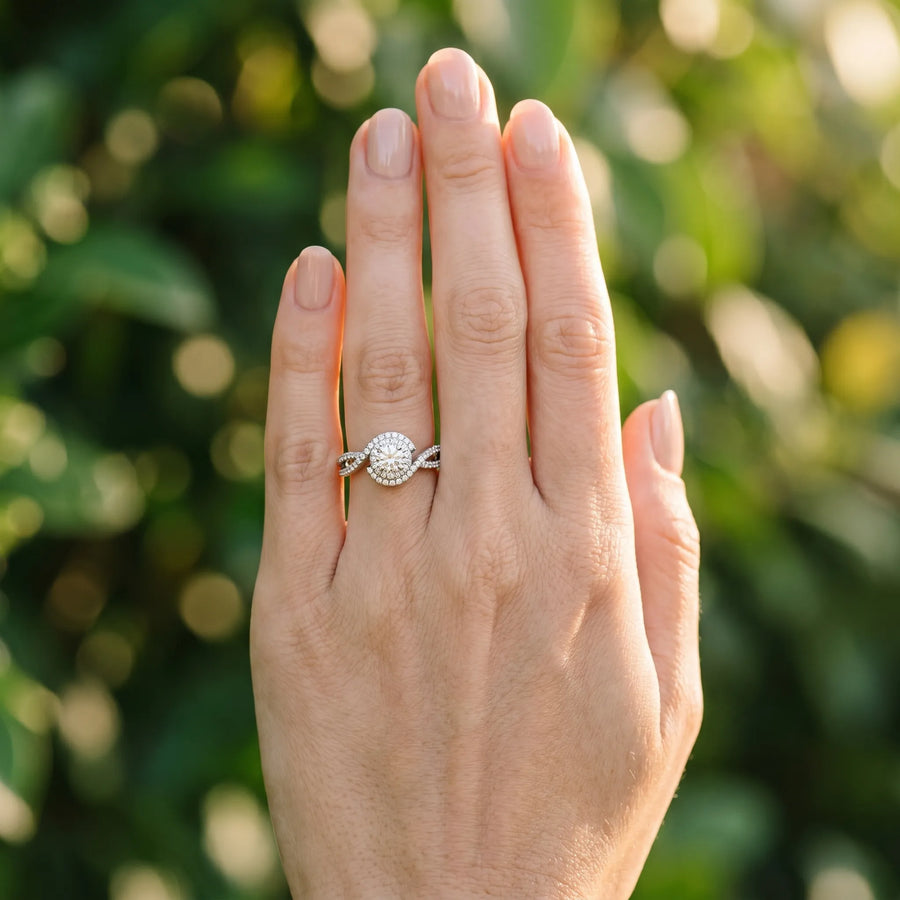 White gold Round Halo Twist Band Solitaire Prong Setting