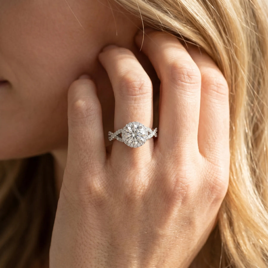 White gold Round Halo Twist Band Solitaire Ring with Four-Prong Setting