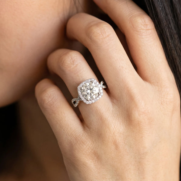 White gold Round Halo Twist Band Solitaire with Four-Prong Setting