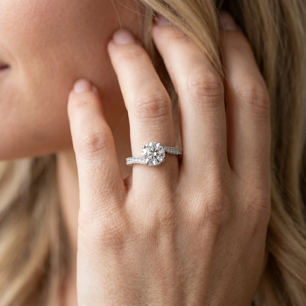 White gold Round Solitaire Diamond Twisted Band with Pavé Setting