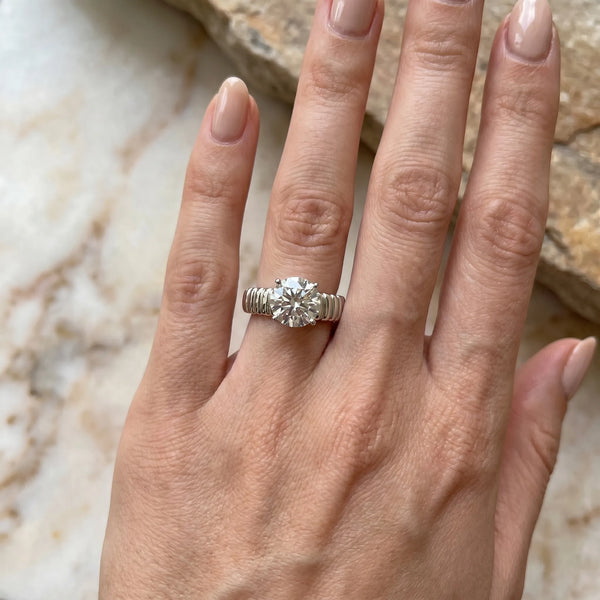 White gold Round Solitaire Ribbed Band with Four-Prong Setting