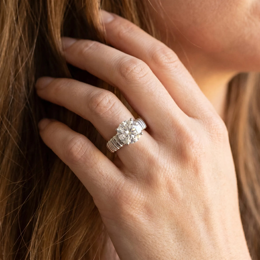 White gold Round Solitaire Ribbed Band with Four-Prong Setting