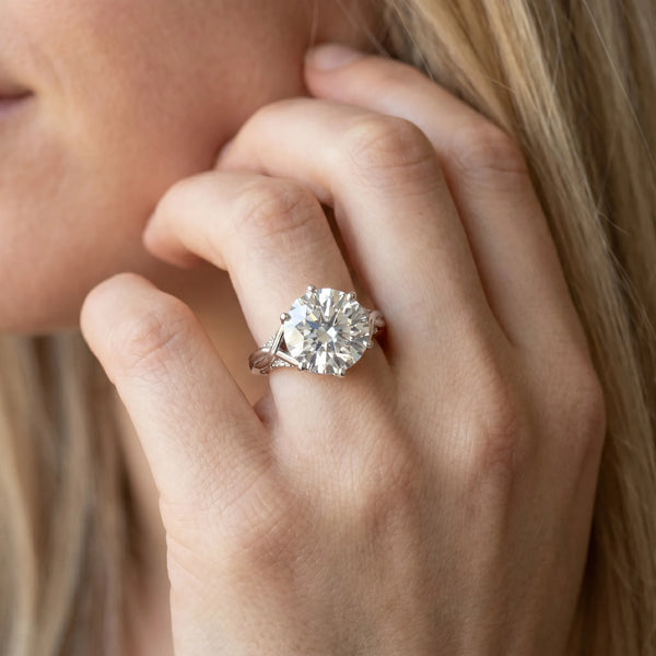 White gold Round Solitaire Twist Band Six-Prong Setting