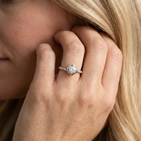 White gold Round Solitaire Twist Band with Channel-Set Diamonds and Four-Prong Setting