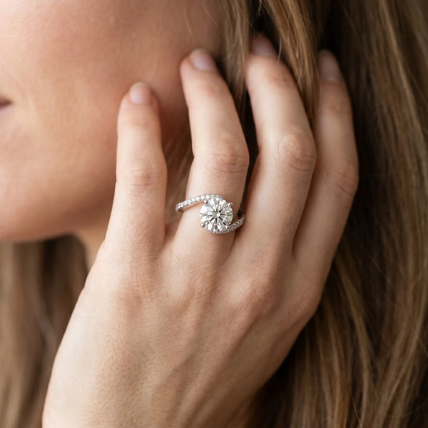 White gold Round Solitaire Twist Band with Pave Set Diamonds and Four-Prong Setting