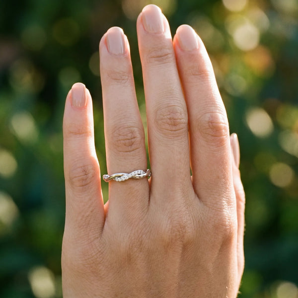White gold Twisted Pavé Round Diamond Infinity Band