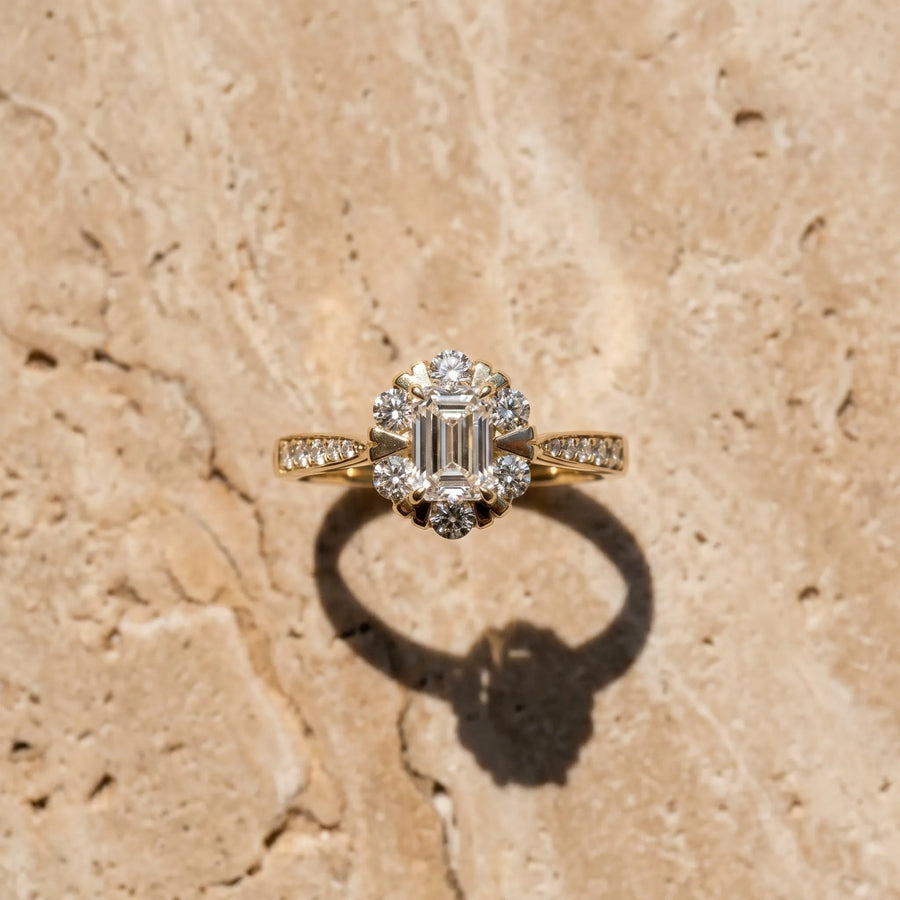 Yellow gold Cluster Emerald Diamond Pavé Band Flower Prong Setting Ring