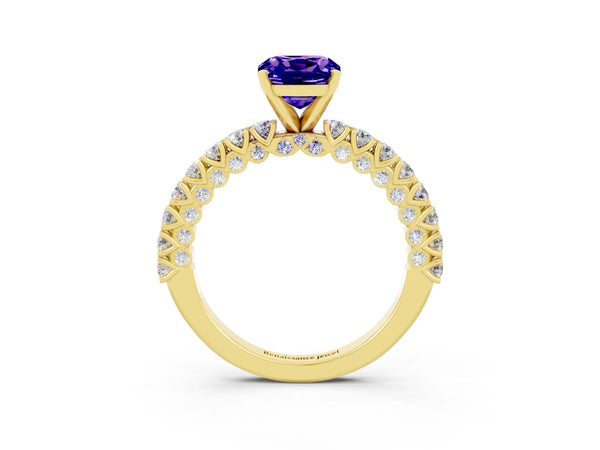 Yellow gold Cushion Cut Diamond Pavé Band Solitaire Ring with Prong Setting
