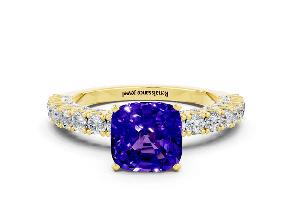 Yellow gold Cushion Cut Diamond Pavé Band Solitaire Ring with Prong Setting