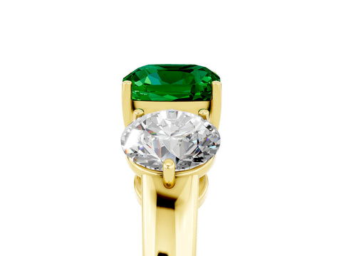 Yellow gold Cushion Cut Emerald Three-Stone Ring with Prong Setting and Classic Band_5