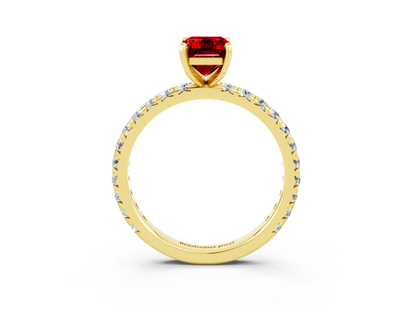 Yellow gold Emerald Cut Cut Diamond Pavé Band with Four-Prong Setting