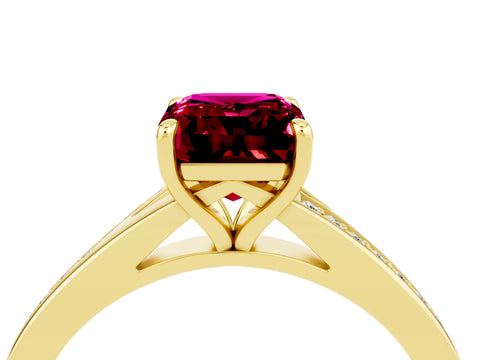 Yellow gold Emerald Cut Garnet Solitaire Ring with Pavé Band and Prong Setting_4