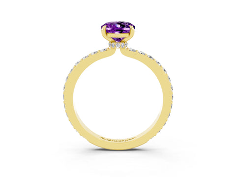 Yellow gold Oval Cut Amethyst Solitaire Engagement Ring with Pavé Band and Four-Prong Setting_3