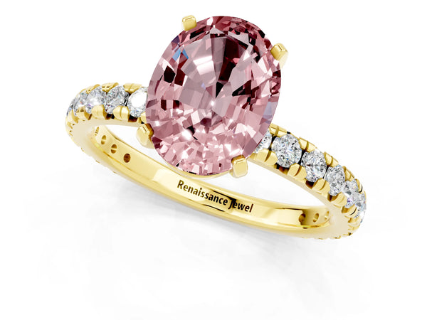 Yellow gold Oval Cut Cut Diamond Pavé Band with Four-Prong Setting