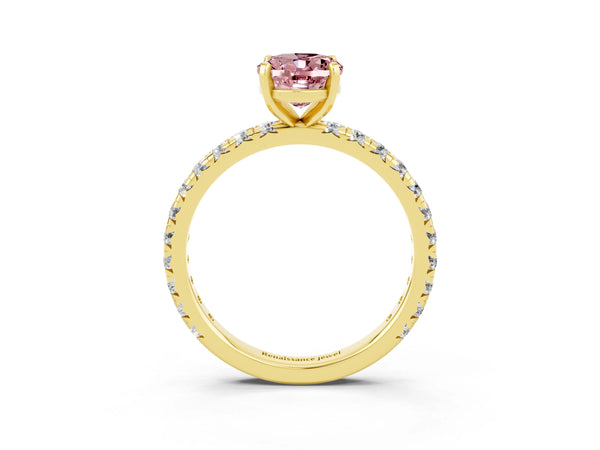 Yellow gold Oval Cut Cut Diamond Pavé Band with Four-Prong Setting