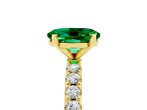 Yellow gold Oval Cut Emerald Solitaire Pavé Band with Four-Prong Setting_5