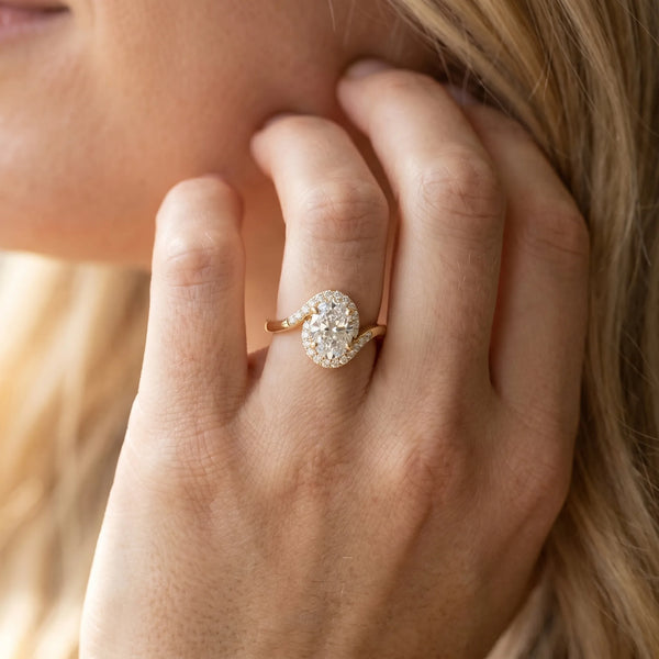 Yellow gold Oval Halo Twist Band with Four-Prong Setting