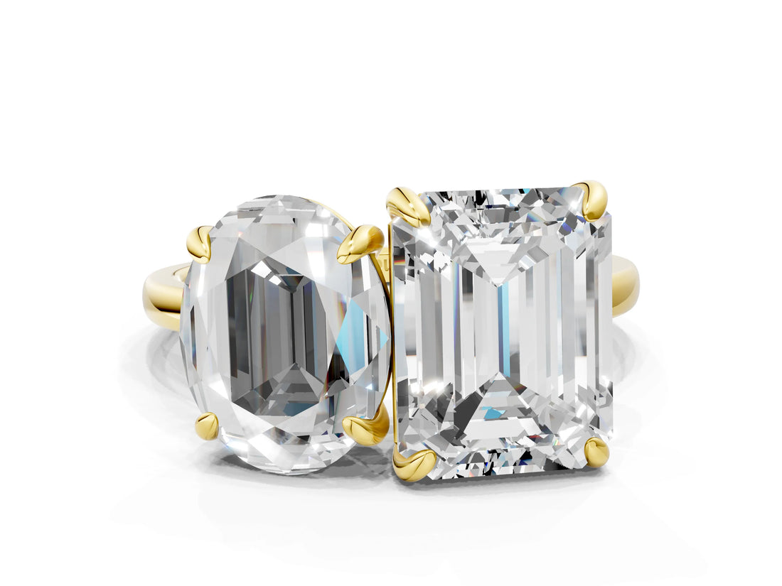 Yellow gold Oval and Emerald Toi Moi Ring with Prong Setting and Plain Band