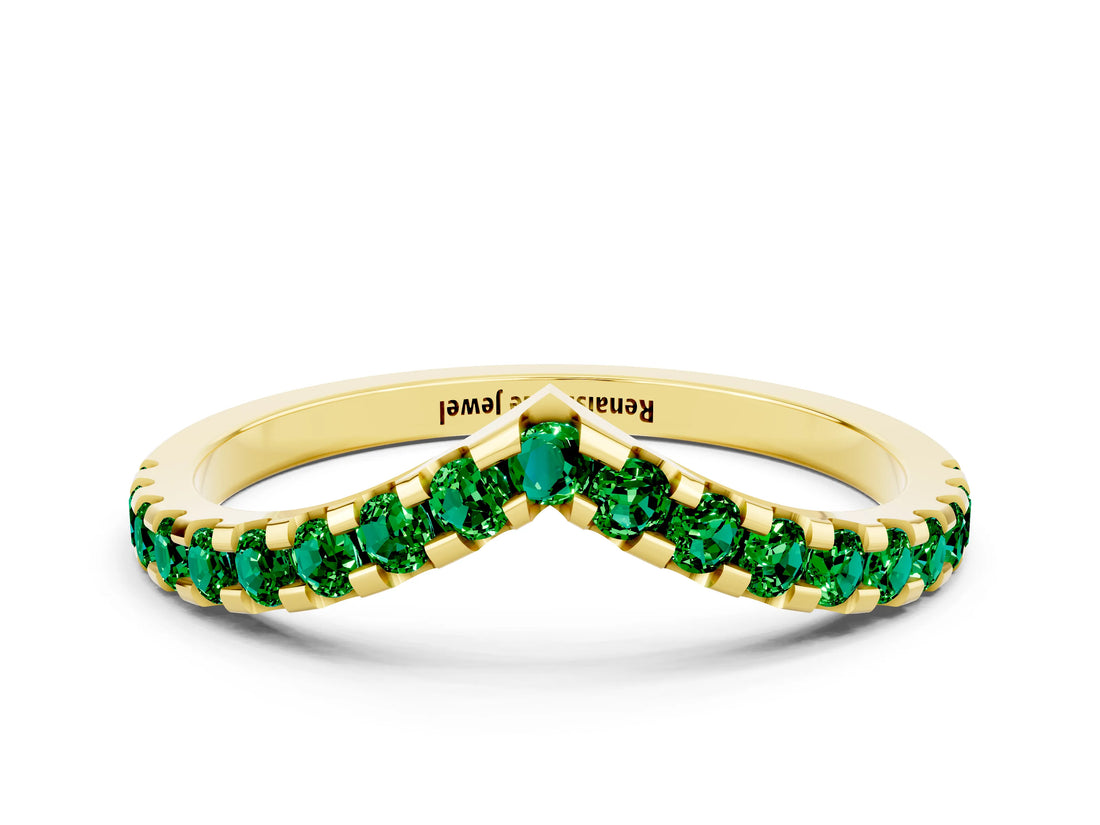 Yellow gold Pavé Round Emerald Chevron Band with Shared Prong Setting_6
