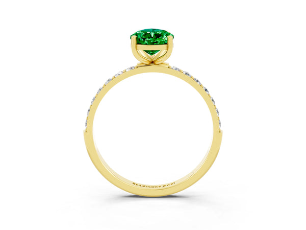 Yellow gold Pear Cut Emerald Solitaire Ring with Round Pavé Shoulders and Prong Setting
