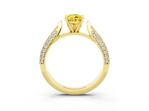 Yellow gold Pear Cut Diamond Solitaire Engagement Ring with Pavé Band and Four-Prong Setting_3