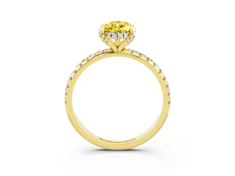 Yellow gold Pear Cut Diamond Solitaire Ring with Four-Prong Setting and Pavé Band_3