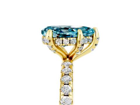 Yellow gold Pear Cut Diamond Solitaire Ring with Four-Prong Setting and Pavé Band_5