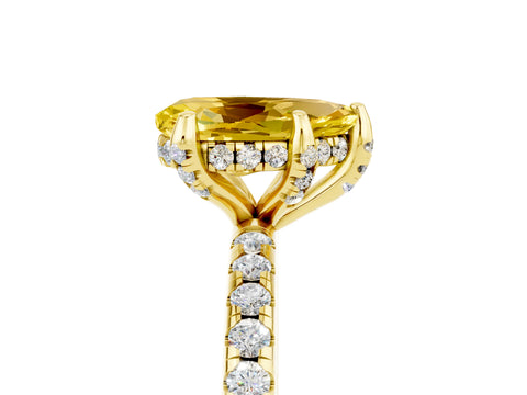 Yellow gold Pear Cut Diamond Solitaire Ring with Four-Prong Setting and Pavé Band_5