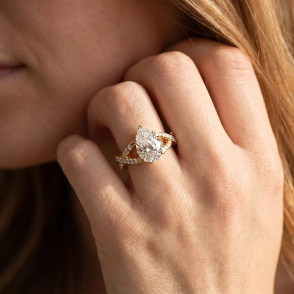 Yellow gold Pear Cut Diamond Solitaire Ring with Four-Prong Setting and Twisted Pavé Band