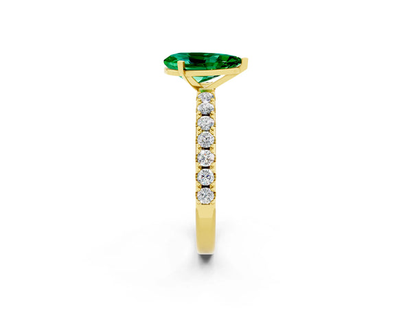 Yellow gold Pear Cut Emerald Solitaire Pavé Band with Four-Prong Setting