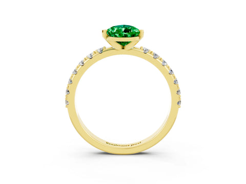 Yellow gold Pear Cut Emerald Solitaire Pavé Band with Four-Prong Setting_3