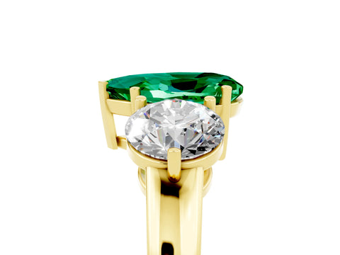 Yellow gold Pear Cut Emerald Three-Stone Ring with Prong Setting and Classic Band_5