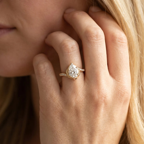 Yellow gold Pear Solitaire Twist Band with Channel-Set Diamonds and Four-Prong Setting