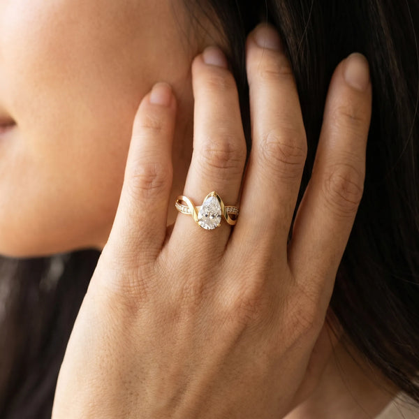 Yellow gold Pear Solitaire Twisted Band with Prong Setting
