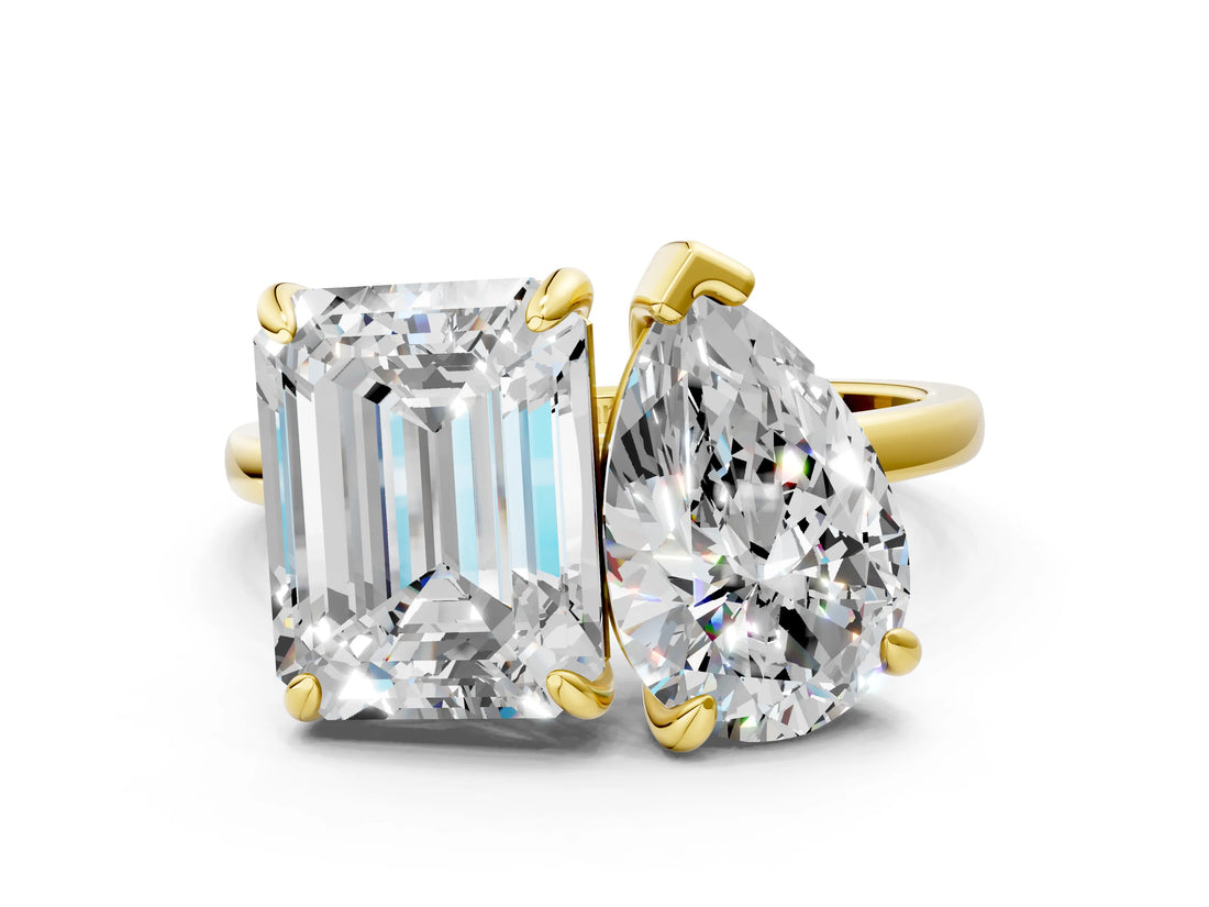 Yellow gold Pear and Emerald Toi Moi Ring with Prong Setting and Plain Band_36