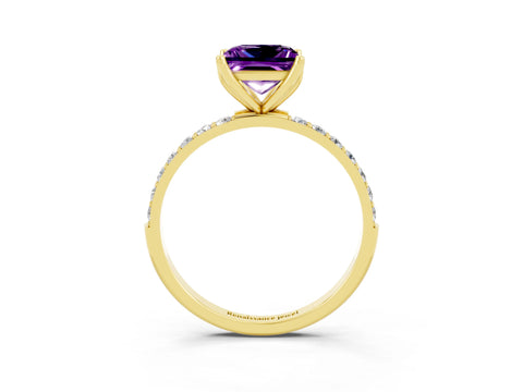 Yellow gold Princess Cut Amethyst Solitaire Engagement Ring with Pavé Band and Prong Setting_3