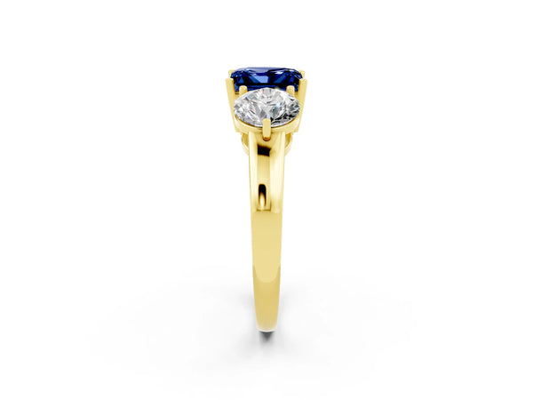 Yellow gold Princess Cut Blue Sapphire Three-Stone Ring with Prong Setting and Classic Band