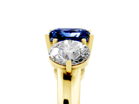 Yellow gold Princess Cut Blue Sapphire Three-Stone Ring with Prong Setting and Classic Band_5