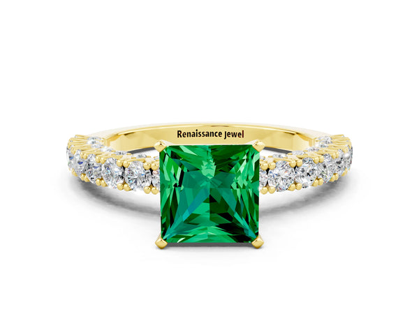 Yellow gold Princess Cut Diamond Pavé Band Solitaire Ring with Prong Setting